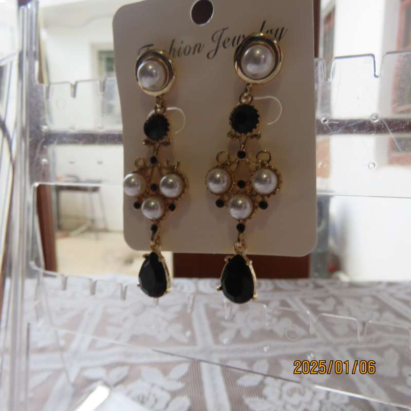 Stunning dangling earrings. Golden with faux pearls and stones. 7.5cm long. Vintage look.New