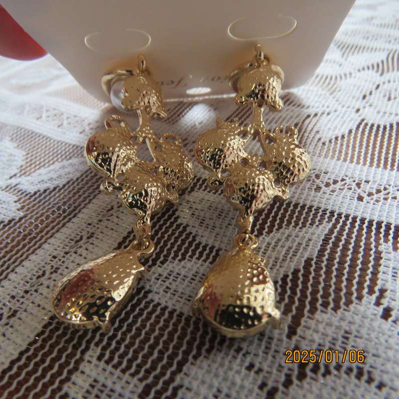 Stunning dangling earrings. Golden with faux pearls and stones. 7.5cm long. Vintage look.New