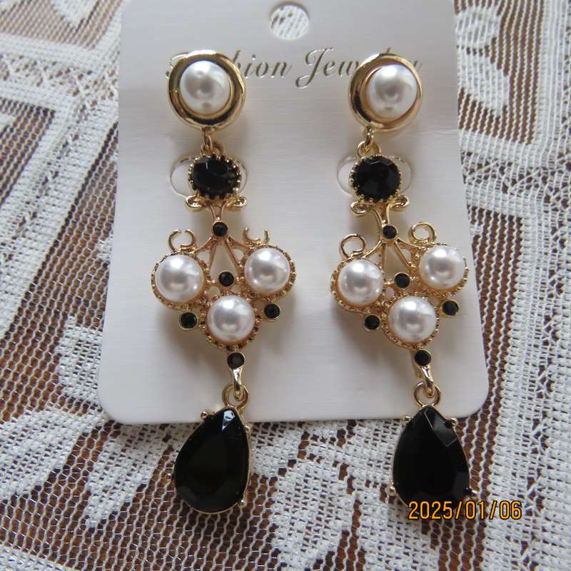 Stunning dangling earrings. Golden with faux pearls and stones. 7.5cm long. Vintage look.New