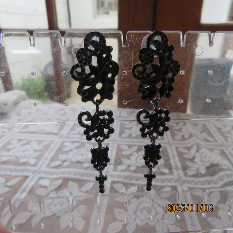 Beautiful long black creeper design earrings with black stones. Length 7cm New