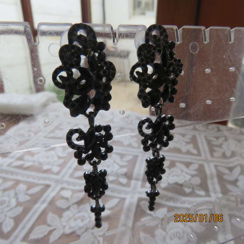 Beautiful long black creeper design earrings with black stones. Length 7cm New