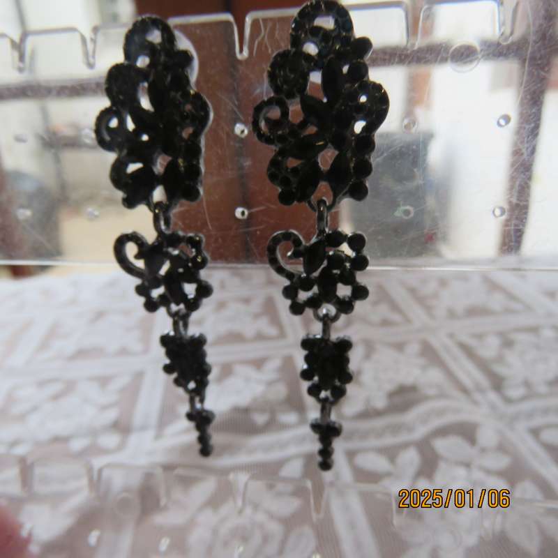 Beautiful long black creeper design earrings with black stones. Length 7cm New