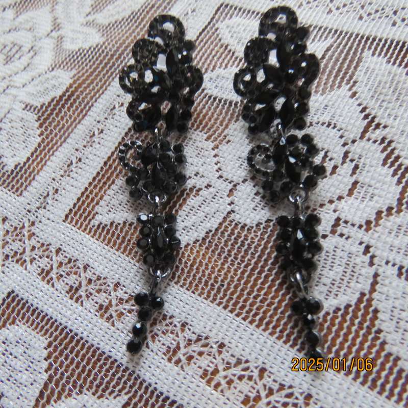Beautiful long black creeper design earrings with black stones. Length 7cm New