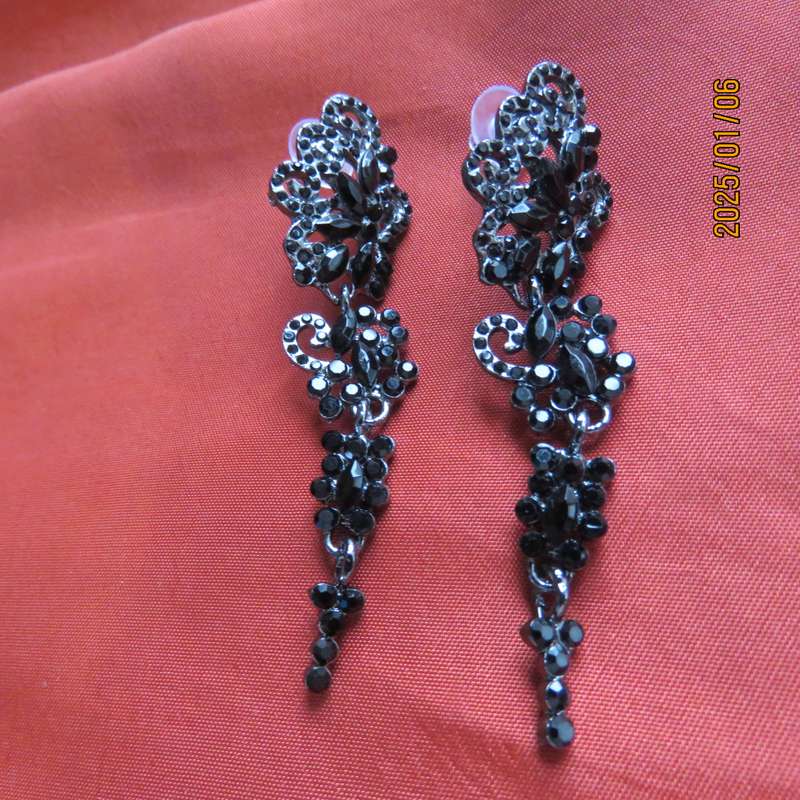 Beautiful long black creeper design earrings with black stones. Length 7cm New