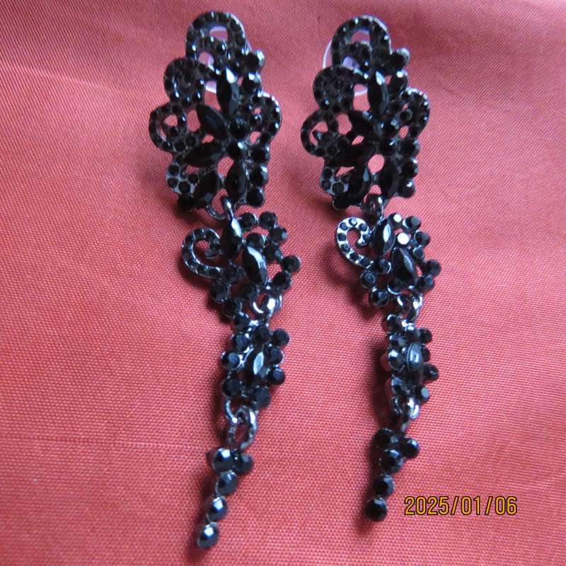 Beautiful long black creeper design earrings with black stones. Length 7cm New