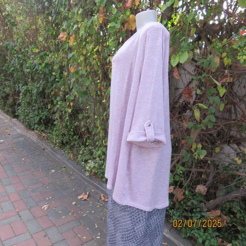 DONNA CLAIRE perfume pink poly-rayon-lurex stretch slip over knitted top. Size 50