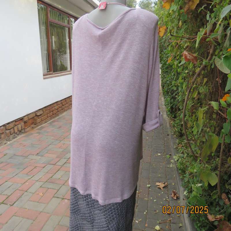DONNA CLAIRE perfume pink poly-rayon-lurex stretch slip over knitted top. Size 50