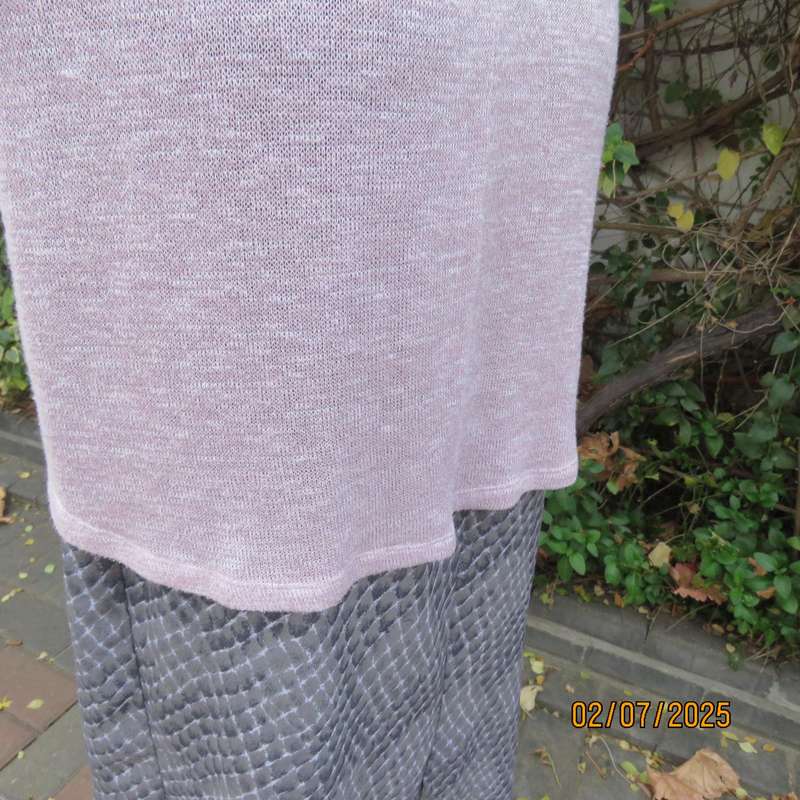 DONNA CLAIRE perfume pink poly-rayon-lurex stretch slip over knitted top. Size 50