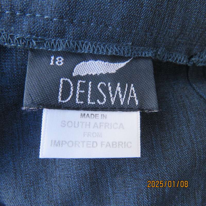 DELSWA navy 2 pc pantsuit size 42. Gold colour butterfly embroidery. Short sleeve top and long pants