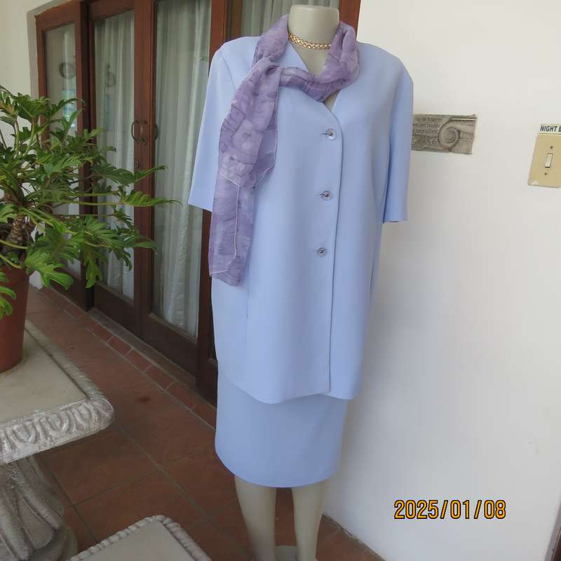 Best quality RETUS 2pc skirtsuit in lilac crepe polyester. Lined pencil skirt.Size 42. Collarless .