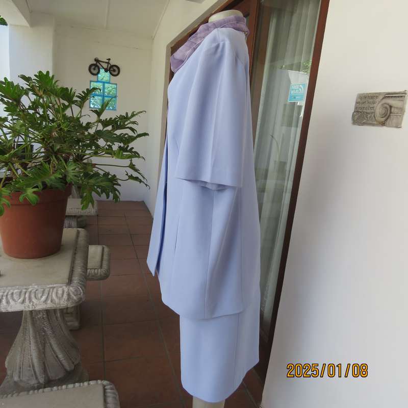 Best quality RETUS 2pc skirtsuit in lilac crepe polyester. Lined pencil skirt.Size 42. Collarless .