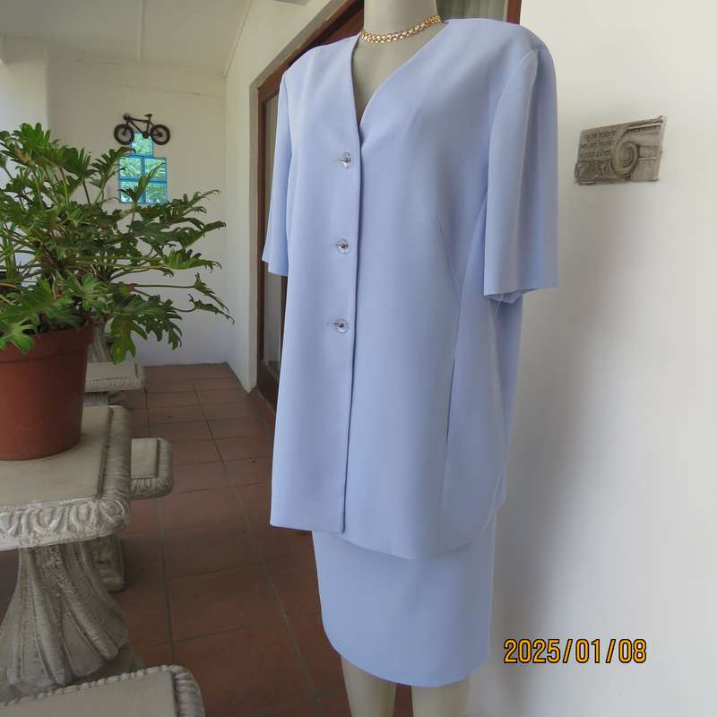 Best quality RETUS 2pc skirtsuit in lilac crepe polyester. Lined pencil skirt.Size 42. Collarless .