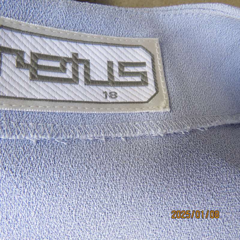 Best quality RETUS 2pc skirtsuit in lilac crepe polyester. Lined pencil skirt.Size 42. Collarless .