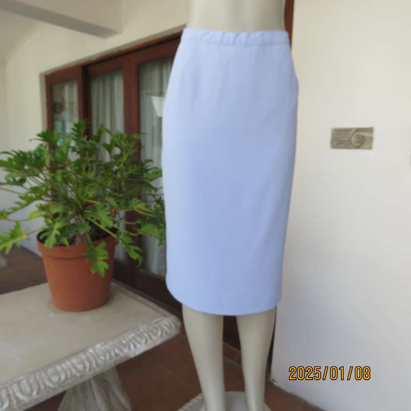 Best quality RETUS 2pc skirtsuit in lilac crepe polyester. Lined pencil skirt.Size 42. Collarless .