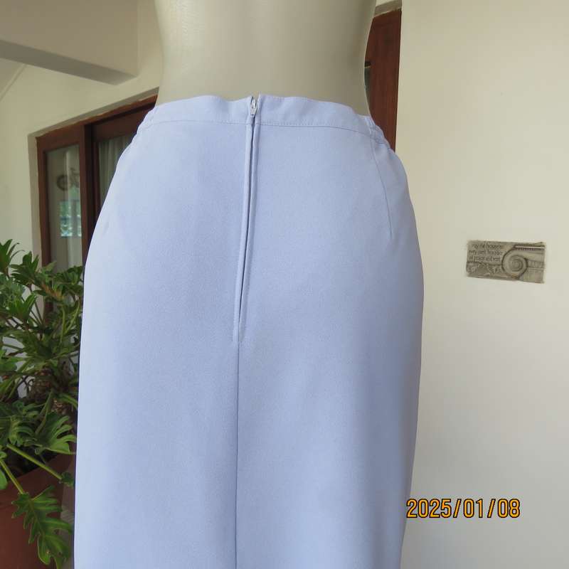 Best quality RETUS 2pc skirtsuit in lilac crepe polyester. Lined pencil skirt.Size 42. Collarless .