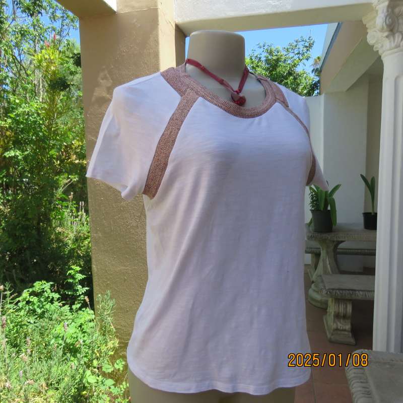 GLORA JEANS capped raglan sleeve white polyamide-viscose top with pink-gold knit.Size 34-36. As new.