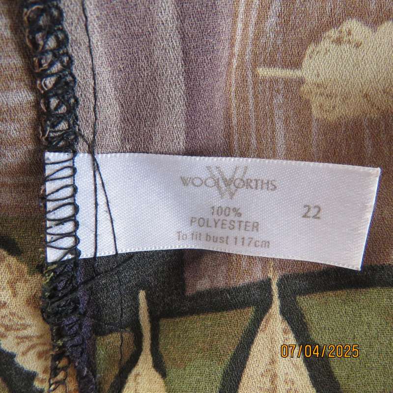 WOOLWORTHS pattern-colour block long sleeve button down polyester top. Size 46