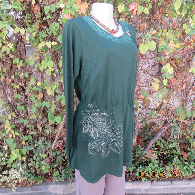 Hunters green long sleeve slip over polycotton stretch top. Lace-button decor. Size 40