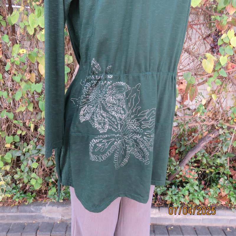 Hunters green long sleeve slip over polycotton stretch top. Lace-button decor. Size 40