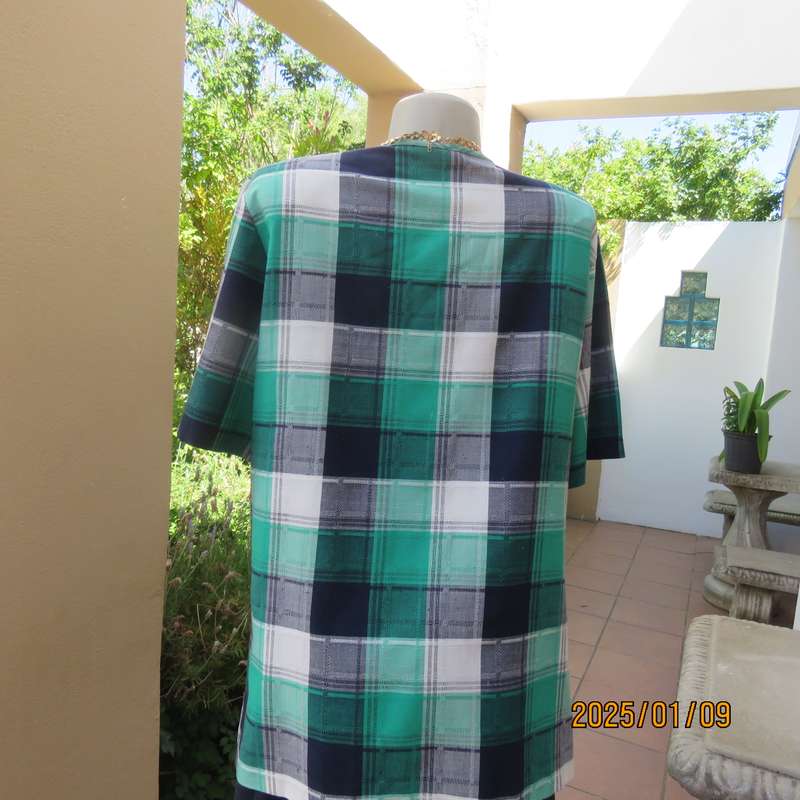 WOOLWORTHS large checked short sleeve jacket in green-navy-white.Size 44.Button down.As new