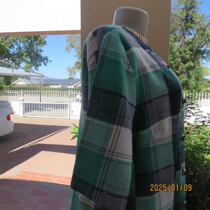 WOOLWORTHS large checked short sleeve jacket in green-navy-white.Size 44.Button down.As new