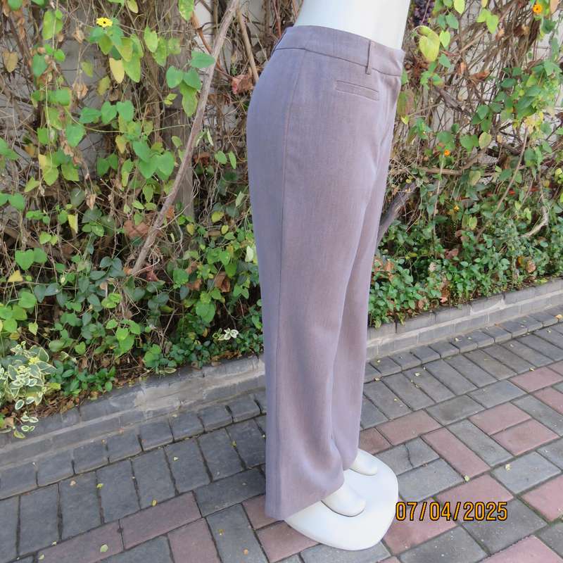 Light brown bootcut dress pants size 37. Dummy pockets. Polyester with stretch.