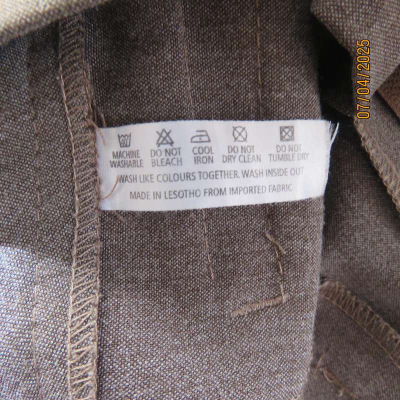Light brown bootcut dress pants size 37. Dummy pockets. Polyester with stretch.