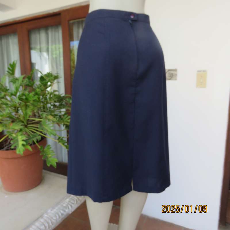 Paneled dark navy pencil calf length boutique made skirt size 42. Zip at back. As new cond.