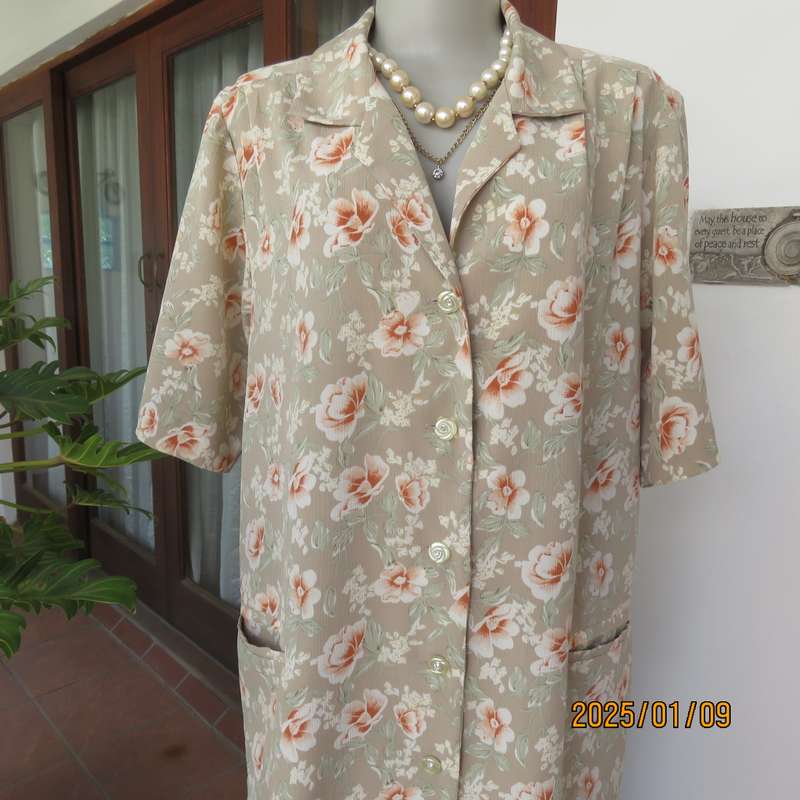 Fabulous boutique made tea green-white-rust floral pattern short sleeve jacket.Size 40-42. As new.
