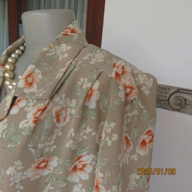 Fabulous boutique made tea green-white-rust floral pattern short sleeve jacket.Size 40-42. As new.