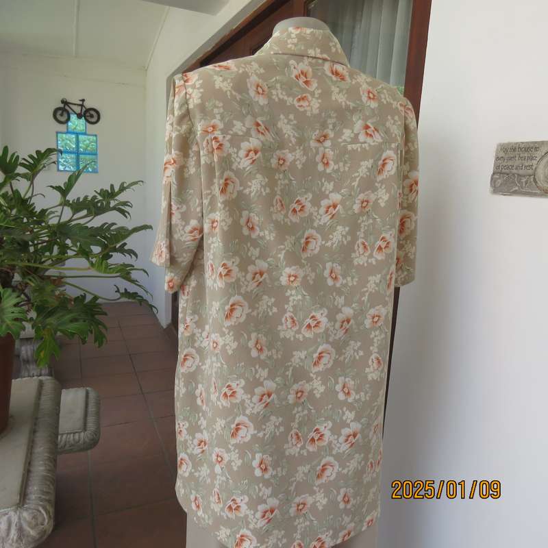 Fabulous boutique made tea green-white-rust floral pattern short sleeve jacket.Size 40-42. As new.