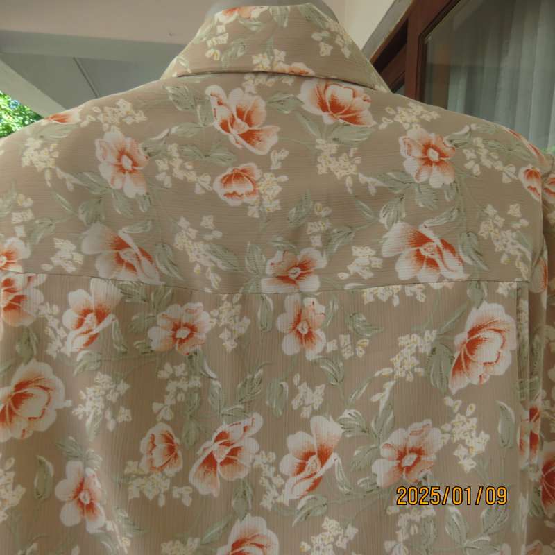 Fabulous boutique made tea green-white-rust floral pattern short sleeve jacket.Size 40-42. As new.