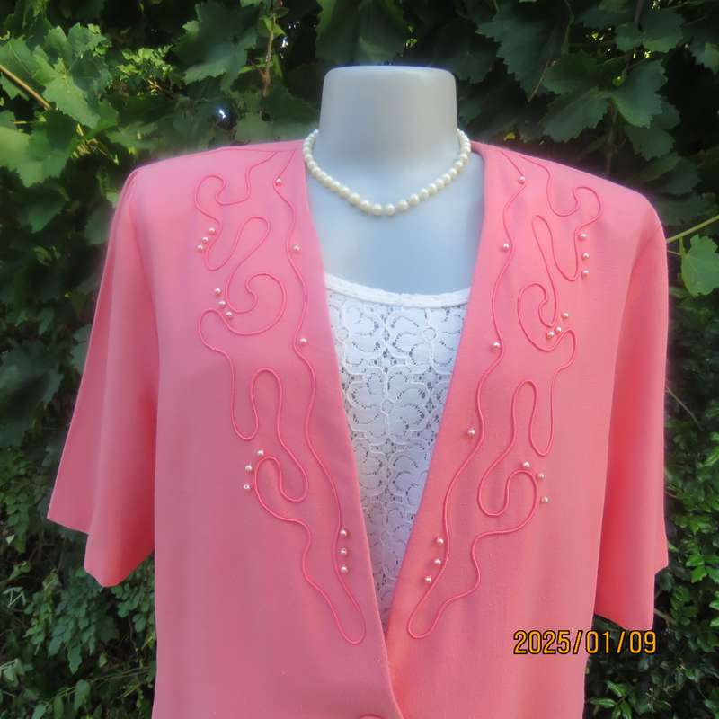 Smart crimson colour richly embellished short sleeve jacket. Viscose-polyester blend.Size 40.As new