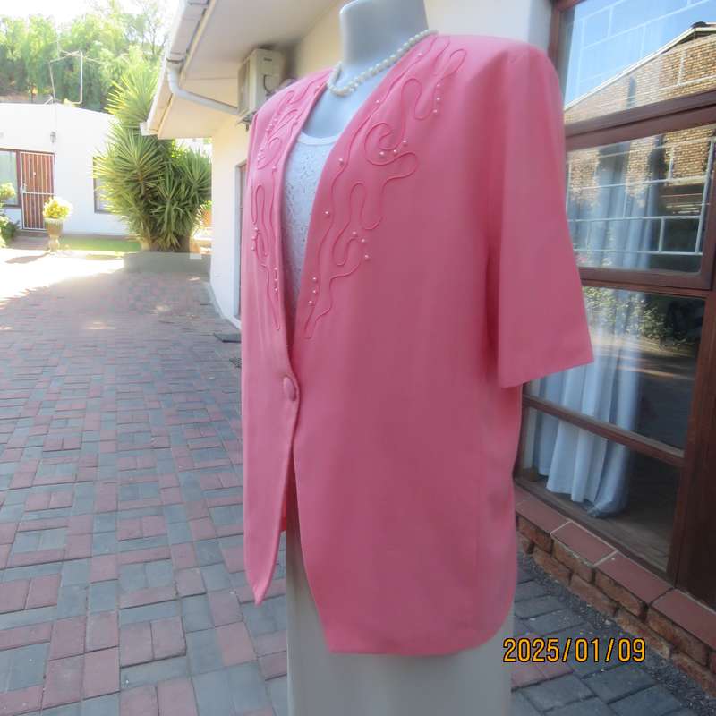 Smart crimson colour richly embellished short sleeve jacket. Viscose-polyester blend.Size 40.As new