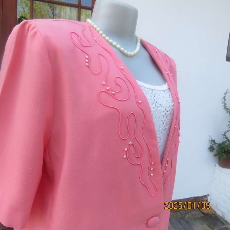 Smart crimson colour richly embellished short sleeve jacket. Viscose-polyester blend.Size 40.As new