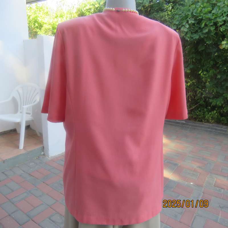 Smart crimson colour richly embellished short sleeve jacket. Viscose-polyester blend.Size 40.As new