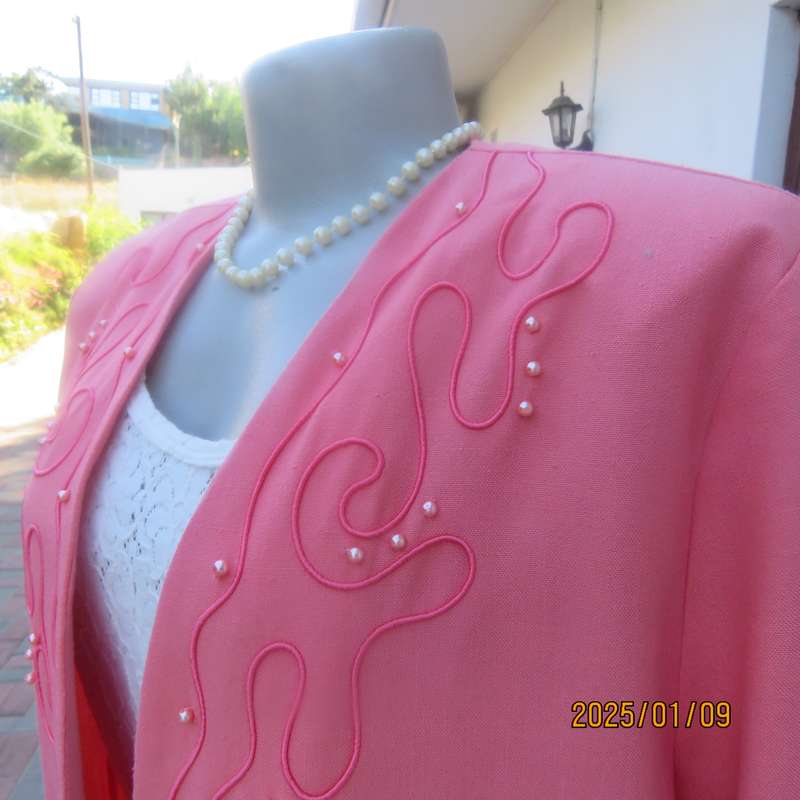 Smart crimson colour richly embellished short sleeve jacket. Viscose-polyester blend.Size 40.As new
