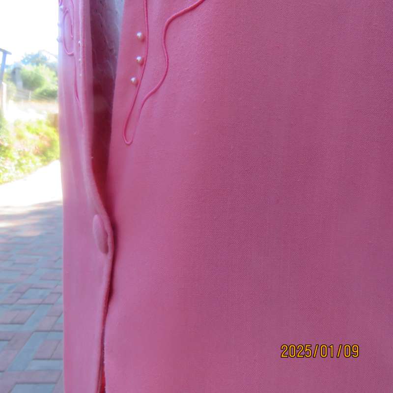 Smart crimson colour richly embellished short sleeve jacket. Viscose-polyester blend.Size 40.As new