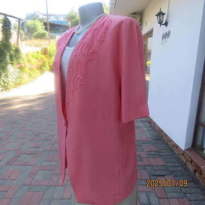 Smart crimson colour richly embellished short sleeve jacket. Viscose-polyester blend.Size 40.As new