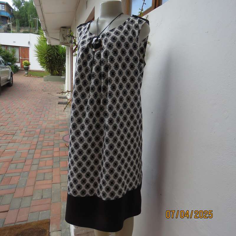 DONNA CLAIRE silk polyester shift monochrome dress. Few front pleats. Size 40. Black hemline
