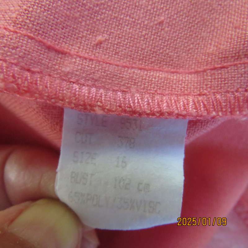 Smart crimson colour richly embellished short sleeve jacket. Viscose-polyester blend.Size 40.As new