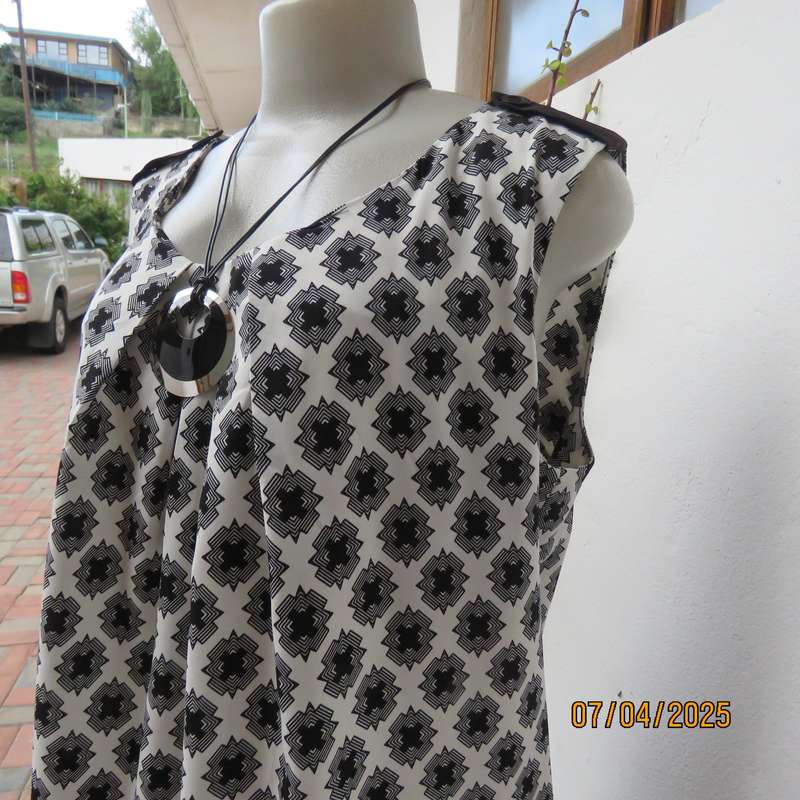 DONNA CLAIRE silk polyester shift monochrome dress. Few front pleats. Size 40. Black hemline