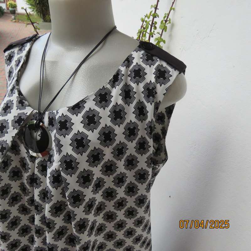 DONNA CLAIRE silk polyester shift monochrome dress. Few front pleats. Size 40. Black hemline