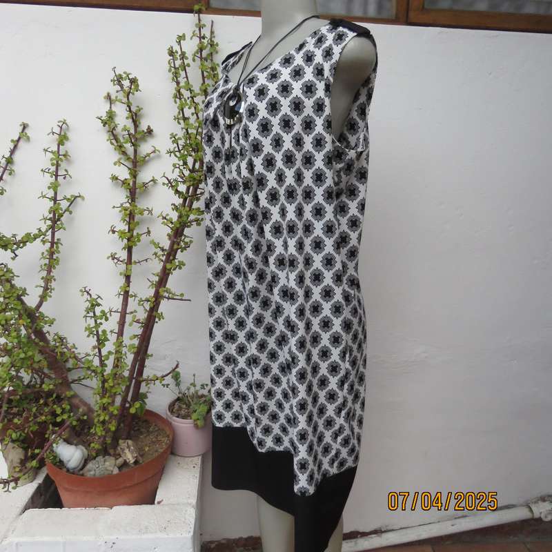 DONNA CLAIRE silk polyester shift monochrome dress. Few front pleats. Size 40. Black hemline
