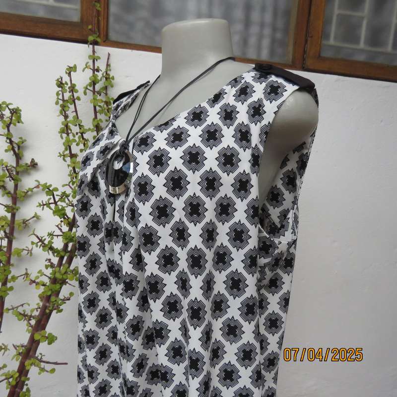 DONNA CLAIRE silk polyester shift monochrome dress. Few front pleats. Size 40. Black hemline