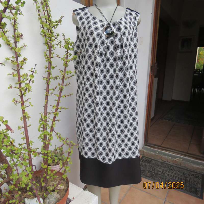 DONNA CLAIRE silk polyester shift monochrome dress. Few front pleats. Size 40. Black hemline