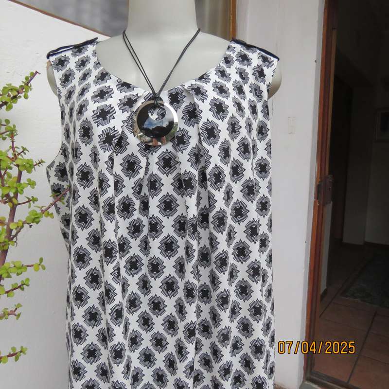 DONNA CLAIRE silk polyester shift monochrome dress. Few front pleats. Size 40. Black hemline