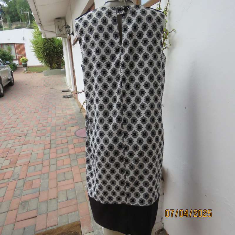 DONNA CLAIRE silk polyester shift monochrome dress. Few front pleats. Size 40. Black hemline
