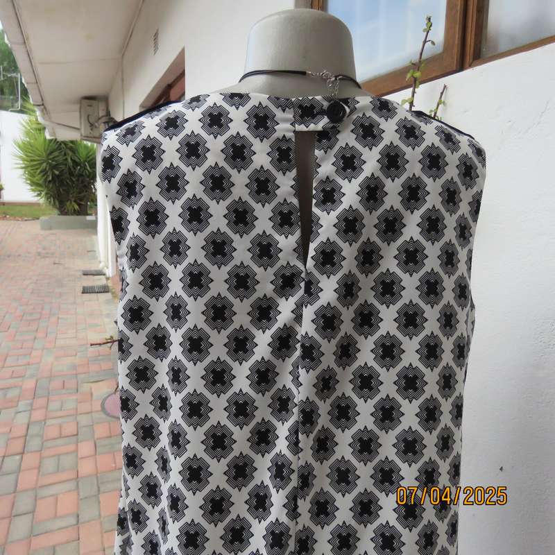 DONNA CLAIRE silk polyester shift monochrome dress. Few front pleats. Size 40. Black hemline