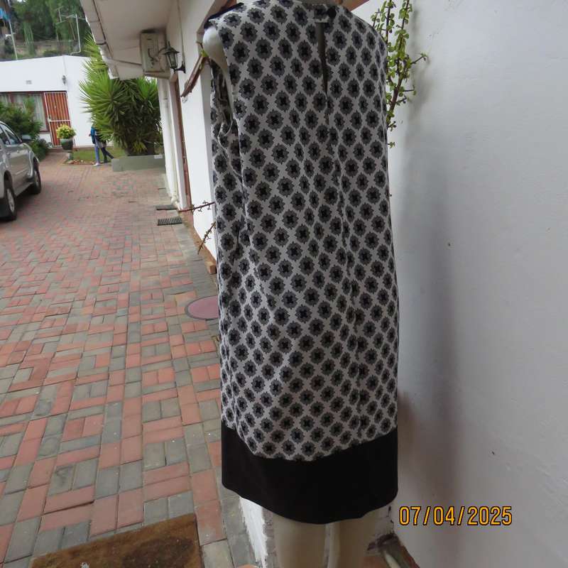 DONNA CLAIRE silk polyester shift monochrome dress. Few front pleats. Size 40. Black hemline